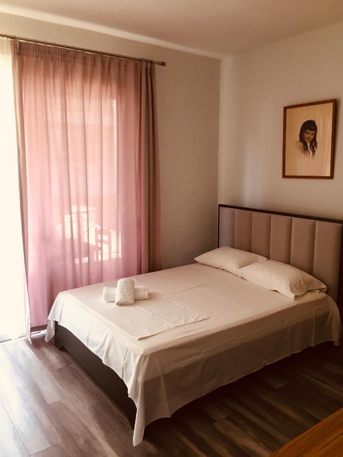 Irini Boutique Rooms!!! Himare Exteriör bild